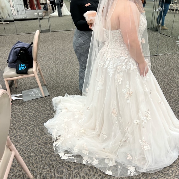 David’s Bridal wedding dress; complete with veil and rose gold belt - Picture 4 of 12